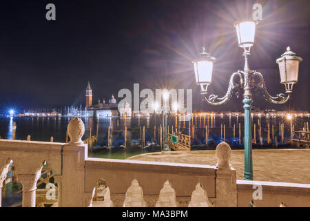 Gondole, lampada post e la chiesa di San Giorgio Maggiore, Venezia, Veneto, Italia Foto Stock