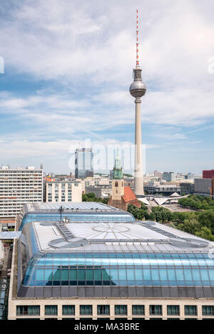 I tetti di DDR Museum e Berliner Fernsehturm torre dalla Berliner Dom, Berlino, Germania Europa Foto Stock