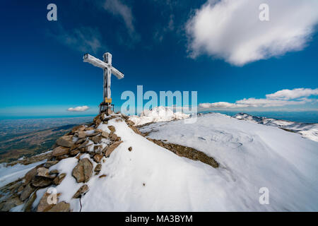 Il vertice di montagna Corvo con Gran Sasso in background, Campo Imperatore, provincia di Teramo, Abruzzo, Italia, Europa Foto Stock