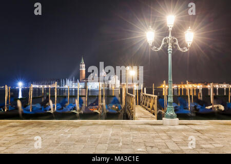 Gondole, lampada post e la chiesa di San Giorgio Maggiore, Venezia, Veneto, Italia Foto Stock