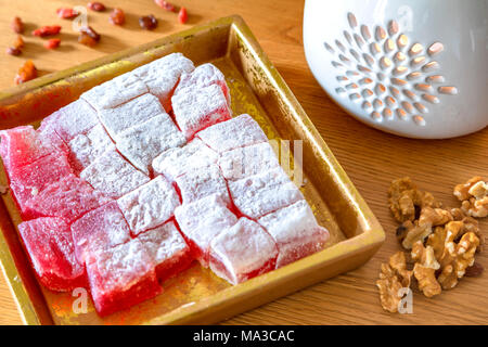 Mostar, in Bosnia ed Erzegovina. Turkish Delight lokum in colore rosso con zucchero a velo Foto Stock