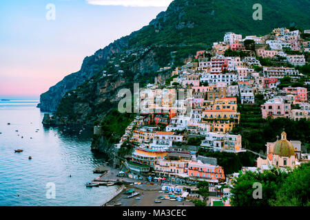 Positano e Costiera Amalfitana, Campania, Sorrento, Italia. Vista della città e del mare in estate il tramonto Foto Stock