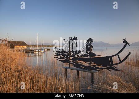 Il Boathouse e barche sul lago Chiemsee, Seeon-Seebruck, Chiemgau, Alta Baviera, Baviera, Germania meridionale, Germania, Foto Stock