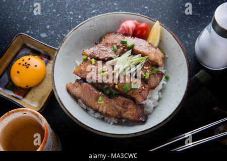 La carne di maiale grill sul riso o Buta Yaki don in giapponese street food style. Foto Stock