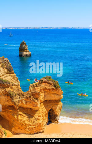 Vista di rocce e kayak sul mare vicino a Praia do Camilo beach, regione di Algarve, PORTOGALLO Foto Stock