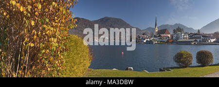 Vista sul Tegernsee al Malerwinkel di Rottach-Egern,valle Tegernsee, Alta Baviera, Baviera, Germania meridionale, Germania, Foto Stock