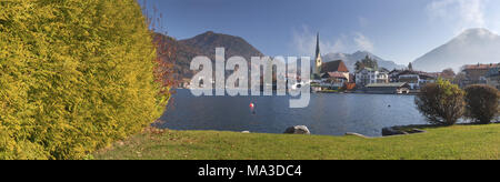 Vista sul Tegernsee al Malerwinkel di Rottach-Egern,valle Tegernsee, Alta Baviera, Baviera, Germania meridionale, Germania, Foto Stock