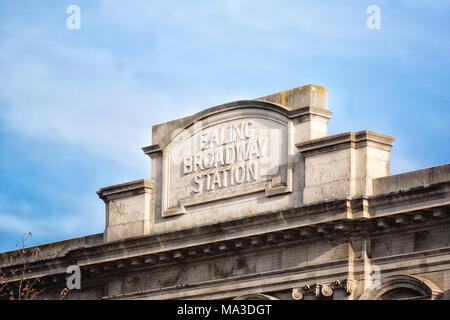 La metropolitana di Londra la stazione della metropolitana: la stazione di Ealing Broadway Foto Stock