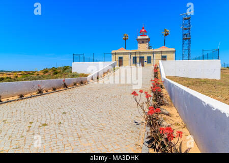 Vista di Lighthouse vicino a Cabo de Sao Vicente sulla costa dell'Oceano Atlantico, regione di Algarve, PORTOGALLO Foto Stock