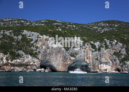 Gita in barca a Calas nel Golfo di Orosei, Est Sardegna, Sardegna, Italia, Europa Foto Stock