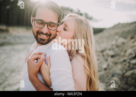 Matura in amore, abbraccio, Kiss, vista posteriore, Foto Stock