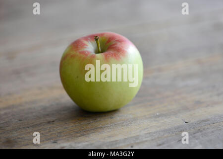 Apple, tavolo in legno, frutta Foto Stock