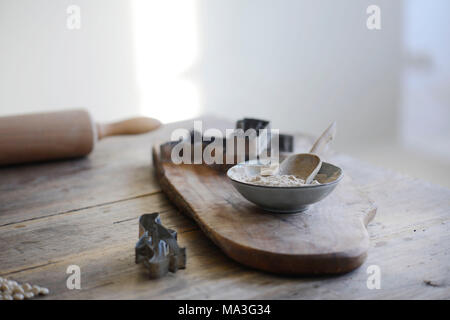 Teff farina, lievito ingredienti, i biscotti di cottura, cookie cutter Foto Stock