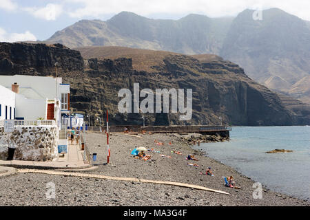 Puerto de las Nieves, piccolo luogo di pesca nel nord-ovest dell'isola, famoso week-end destinazione del Canarios da Las Palmas, dalla spiaggia si ha una splendida vista di un magnifico mondo montano, landmark è 'Dedo de Dios (dito di Dio), purtroppo, nel 2005 la roccia è scivolato in mare Foto Stock