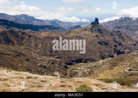 Vista dal Belvedere Mirador de Degollada Becerra del meraviglioso mondo montano e Roque Nublo (cloud) rock e la riserva naturale di 'Monumento naturale del Roque Nublo", con i suoi 1813m è la montagna più alta dell'isola e il suo punto di riferimento Foto Stock