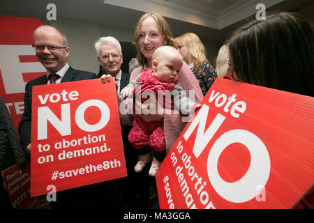 29/03/2018. Lancio ufficiale di salvare il 8 Voto nessuna campagna. Foto di Mattie McGrath e capo della campagna Niamh Uí Bhriain Lancio ufficiale di salvare il 8 Voto nessuna campagna al Gresham Hotel al momento del lancio ufficiale di salvare il 8 Voto nessuna campagna. Foto: Sam Boal/Rollingnews.ie Foto Stock