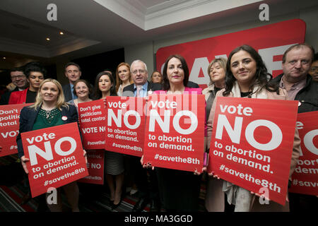 29/03/2018. Lancio ufficiale di salvare il 8 Voto nessuna campagna. Foto di Mattie McGrath e capo della campagna Niamh Uí Bhriain Lancio ufficiale di salvare il 8 Voto nessuna campagna al Gresham Hotel al momento del lancio ufficiale di salvare il 8 Voto nessuna campagna. Foto: Sam Boal/Rollingnews.ie Foto Stock