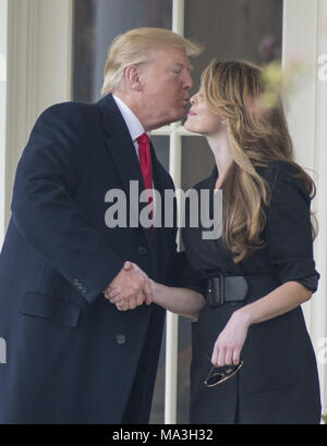 Marzo 29, 2018 - Washington, Distretto di Columbia, Stati Uniti - Il Presidente degli Stati Uniti, Trump baci outgoing White House Communications Director speranza Hicks come egli si diparte la Casa Bianca a Washington DC per una gita di un giorno a Cleveland, Ohio e poi a Mar-a-Lago per il weekend di Pasqua. (Credito Immagine: © Ron Sachs/CNP via ZUMA filo) Foto Stock