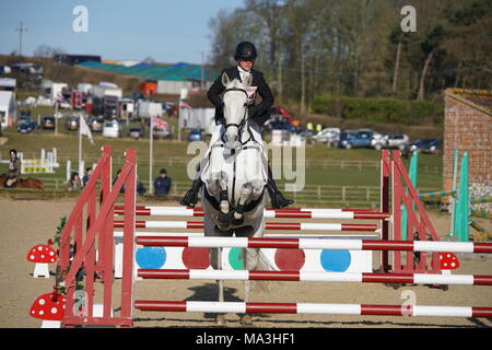 Burnham Market, Norfolk, Regno Unito. 29 marzo, 2018. 29/03/18 Burnham mercato,Norfolk,UK.Day1 dei ritiri a piedi nudi Burnham Market International Horse Trials.piloti competere nel cross country. Credito: Scott Carruthers/Alamy Live News Foto Stock