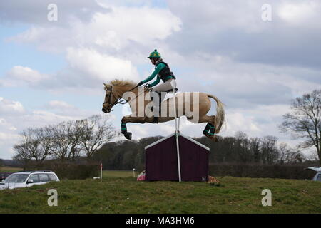 Burnham Market, Norfolk, Regno Unito. 29 marzo, 2018. 29/03/18 Burnham mercato,Norfolk,UK.Day1 dei ritiri a piedi nudi Burnham Market International Horse Trials.piloti competere nel cross country. Credito: Scott Carruthers/Alamy Live News Foto Stock