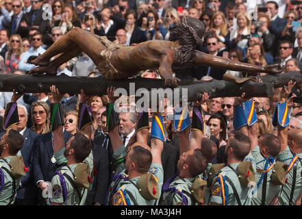 Malaga, Spagna. 29 Mar, 2018. Legionario spagnolo che porta una figura di ''Cristo de la Buena Muerte" (Cristo della buona morte) o anche sapere come Cristo di Mena durante una processione come parte della Settimana Santa a Malaga. La Settimana Santa in Andalusia è una sul più importante e famosa festa religiosa dalla Spagna. Ogni anno migliaia e migliaia di credenti cristiani celebrano la Settimana santa di Pasqua con la crocifissione e la risurrezione di Gesù Cristo. Credito: Gesù Merida/SOPA Immagini/ZUMA filo/Alamy Live News Foto Stock