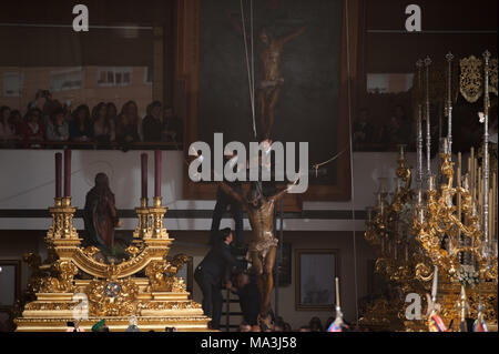 Malaga, Spagna. 29 Mar, 2018. La figura di ''Cristo de la Buena Muerte" (Cristo della buona morte) o anche sapere come Cristo di Mena è portare dal mens al suo trono durante una processione come parte della Settimana Santa a Malaga. La Settimana Santa in Andalusia è una sul più importante e famosa festa religiosa dalla Spagna. Ogni anno migliaia e migliaia di credenti cristiani celebrano la Settimana santa di Pasqua con la crocifissione e la risurrezione di Gesù Cristo. Credito: Gesù Merida/SOPA Immagini/ZUMA filo/Alamy Live News Foto Stock