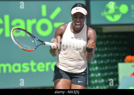 Miami, FL, Stati Uniti d'America. 29 Mar, 2018. KEY BISCAYNE, FL - marzo, 29: Sloane Stephens (USA) in azione durante il giorno 11 del 2018 Miami aperto trattenuto al Crandon Park Tennis Center su Marzo 29, 2018 in Key Biscayne, Florida. Credito: Andrea, Patrono/ZUMA filo/Alamy Live News Foto Stock
