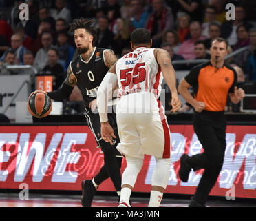 In Germania , Bamberg, Brose Arena - 29 Marzo 2018 - Pallacanestro, Euro League - Brose Bamberg vs. Pallacanestro Olimpia Milano Immagine: (L-R) Daniel Hackett (Brose Bamberg, #0), Curtis Jerrells (Milano, #55) Credito: Ryan Evans/Alamy Live News Foto Stock