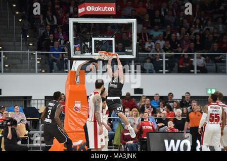 In Germania , Bamberg, Brose Arena - 29 Marzo 2018 - Pallacanestro, Euro League - Brose Bamberg vs. Pallacanestro Olimpia Milano Immagine: Leon Radošević (Brose Bamberg, #43) dunk! Credito: Ryan Evans/Alamy Live News Foto Stock