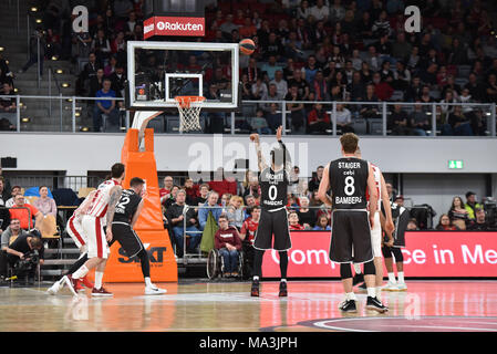 In Germania , Bamberg, Brose Arena - 29 Marzo 2018 - Pallacanestro, Euro League - Brose Bamberg vs. Pallacanestro Olimpia Milano Immagine: (L-R) Daniel Hackett (Brose Bamberg, #0) libera getta. Credito: Ryan Evans/Alamy Live News Foto Stock