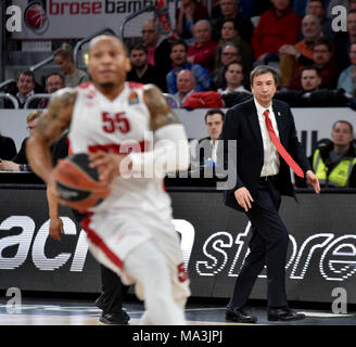 In Germania , Bamberg, Brose Arena - 29 Marzo 2018 - Pallacanestro, Euro League - Brose Bamberg vs. Pallacanestro Olimpia Milano Immagine: Luca Branchi (Brose Bamberg, Head Coach) im Hintergrund. Credito: Ryan Evans/Alamy Live News Foto Stock