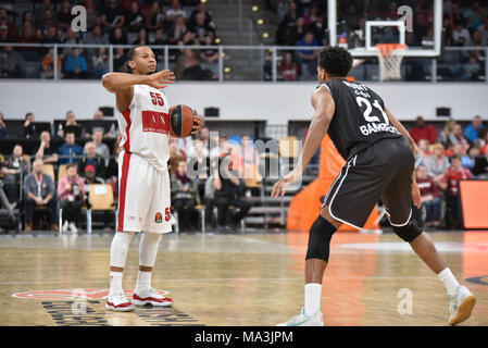 In Germania , Bamberg, Brose Arena - 29 Marzo 2018 - Pallacanestro, Euro League - Brose Bamberg vs. Pallacanestro Olimpia Milano Immagine: (L-R) Curtis Jerrells (Olimpia Milano, #55), Agostino Rubit (Brose Bamberg, #21) Credito: Ryan Evans/Alamy Live News Foto Stock