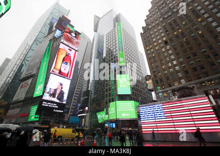 New York, Stati Uniti d'America. 29 Mar, 2018. Annunci di iQiyi sono visto su diversi schermi di Times Square a New York, gli Stati Uniti, il 29 marzo 2018. Il cinese video streaming service iQiyi Inc. ha squillato il Nasdaq Stock Market apertura campana giovedì nella celebrazione della sua offerta pubblica iniziale (IPO). Credito: Wang Ying/Xinhua/Alamy Live News Foto Stock