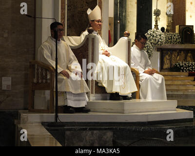 Manila, Filippine. 27 mar 2012. Arcivescovo di Manila Luis Antonio Tagle Cardinale ascolto durante la lettura della Bibbia.Il Cardinale Tagle officiates il Giovedì Santo lavanda dei piedi messa presso la Cattedrale di Manila. Credito: Josefiel Rivera SOPA/images/ZUMA filo/Alamy Live News Foto Stock