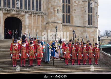 Windsor, Regno Unito. 29 marzo, 2018. HM la regina scende le fasi della Cappella di St George, Castello di Windsor dopo la distribuzione del denaro Maundy, accompagnato dalla Yeomen della Guardia, Vescovo di Worcester (Royal alta elemosiniere) e altri. Nel 2018, la ripartizione è stata fatta a 184 destinatari, un uomo e una donna per ogni anno della regina dell'età. Il Maundy Money è distribuito a riconoscere il servizio distinto per la Chiesa o comunità. Il Castello di Windsor, Windsor, Regno Unito. Il 29 marzo 2018. Credito: Alamy Live News/Martin Anderson. Credito: Martin Anderson/Alamy Live News Foto Stock