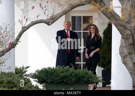 Washington, Stati Uniti d'America. 29 Mar, 2018. Stati Uniti Presidente Donald Trump (L) pone in uscita con la Casa Bianca Communications Director speranza Hicks sull'ala ovest Colonnade prima di uscire dalla Casa Bianca di Washington, DC, Stati Uniti, il 29 marzo 2018. Credito: Ting Shen/Xinhua/Alamy Live News Foto Stock