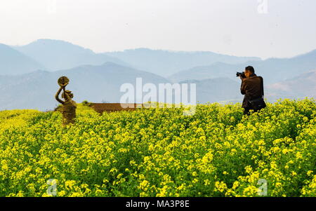 Luoyan, Luoyan, Cina. 30 Mar, 2018. Luoyang, Cina-29th Marzo 2018: Vari strawmen può essere visto nel mezzo di canola archiviato in Luoyang, centrale cinese della Provincia di Henan. Credito: SIPA Asia/ZUMA filo/Alamy Live News Foto Stock