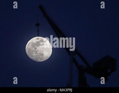 Dalian, Dalian, Cina. 29 Mar, 2018. Dalian, Cina-29th Marzo 2018: luna piena può essere visto a Dalian, a nord-est della Cina di Provincia di Liaoning, Marzo 29th, 2018. Credito: SIPA Asia/ZUMA filo/Alamy Live News Foto Stock