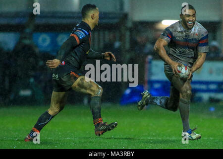 Wakefield, Regno Unito. Il 29 marzo 2018 , Mobile RocketStadium, Wakefield, Inghilterra; Betfred Super League Rugby, Wakefield Trinity v Castleford Tigers; Bill Tupou di Wakefield Trinity cerca di correre in giro ben Roberts di Castleford Tigers Credito: News Immagini/Alamy Live News Foto Stock