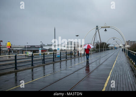 Southport, Merseyside Regno Unito 30 marzo, 2018. Regno Unito Meteo. Freddo umido piovoso per iniziare la giornata con temperature di 5C. Il Seaside attrazioni della cittadina sono sperando in un paraurti Pasqua dopo il lungo inverno freddo. Un giorno nuvoloso è previsto con incantesimi di pioggia pesante, a volte spingendo verso l'alto dal sud. Credito: MediaWorldImages/AlamyLiveNews. Foto Stock