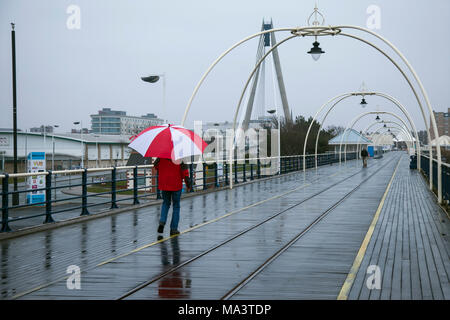 Southport, Merseyside Regno Unito 30 marzo, 2018. Regno Unito Meteo. Freddo umido piovoso per iniziare la giornata con temperature di 5C. Il Seaside attrazioni della cittadina sono sperando in un paraurti Pasqua dopo il lungo inverno freddo. Un giorno nuvoloso è previsto con incantesimi di pioggia pesante, a volte spingendo verso l'alto dal sud. Credito: MediaWorldImages/AlamyLiveNews. Foto Stock