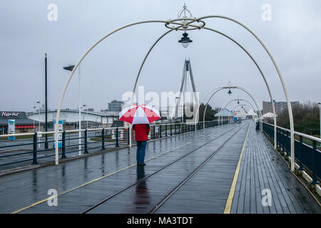 Southport, Merseyside Regno Unito 30 marzo, 2018. Regno Unito Meteo. Freddo umido piovoso per iniziare la giornata con temperature di 5C. Il Seaside attrazioni della cittadina sono sperando in un paraurti Pasqua dopo il lungo inverno freddo. Un giorno nuvoloso è previsto con incantesimi di pioggia pesante, a volte spingendo verso l'alto dal sud. Credito: MediaWorldImages/AlamyLiveNews. Foto Stock