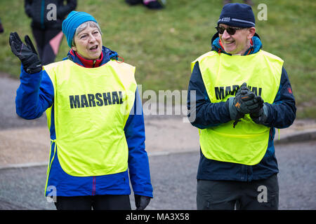 Maidenhead, Regno Unito. Il 30 marzo, 2018. Il primo ministro Theresa Maggio onde per un runner mentre lei e suo marito Filippo può agire come marshalling all'annuale Maidenhead Pasqua 10 gara di carità il Venerdì Santo. Credito: Mark Kerrison/Alamy Live News Foto Stock