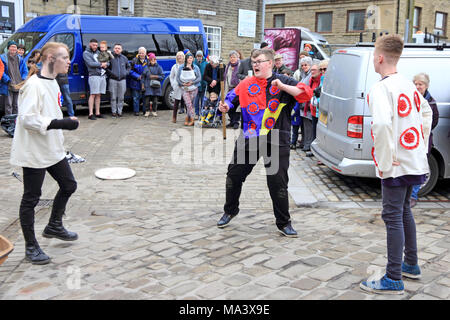 Mytholmroyd, Hebden Bridge, West Yorkshire, Regno Unito. Il 30 marzo, 2018. 30/3/18 Venerdì Santo ritmo tradizionale gioco di uovo, Mytholmroyd, Hebden Bridge, West Yorkshire Credito: Paolo Boyes/Alamy Live News Foto Stock