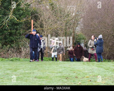 Cattedrale sul mare, Kent, Regno Unito. Il 30 marzo, 2018. Buon Venerdì cerimonia: Chiese insieme in Sheppey (I CTI) annuo Processione del Venerdì Santo di testimonianza. Tre croci di legno sono stati portati da Sheerness, Eastchurch e a metà strada per una cerimonia di premiazione che si terrà sotto la pioggia in cima al Glen in Cattedrale sul mare, uno dei punti più alti del Isle of Sheppey. Il semplice servizio è organizzato per tutte le denominazioni da Chiese insieme in Sheppey (I CTI) ed è stata tenuta sull'isola verde della collina per più di 35 anni. Credito: James Bell/Alamy Live News Foto Stock