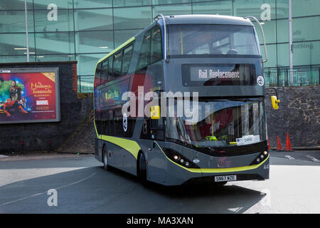 Autobus di ricambio ferroviario a Blackpool, Lancashire. REGNO UNITO. Marzo 2018. Alexander Dennis 250 Auto Euro6. Il disagio dei trasporti a Blackpool con riparazioni alle ferrovie significa pendolari e trasportati con un autobus sostitutivo ferroviario da Preston alla stazione ferroviaria di Blackpool North. Un viaggio che dura un'ora di strada, ma 20 minuti di treno. Una flotta di autobus ferroviari sostitutivi è stata tracciata per ritrasferire turisti e viaggiatori alla località balneare. Foto Stock