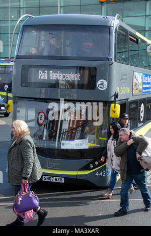 Autobus Townnncentre a Blackpool, Lancashire. REGNO UNITO. 30 marzo 2018. Interruzioni dei trasporti a Blackpool con riparazioni alle ferrovie e pendolari e trasportati con autobus sostitutivi da Preston alla stazione ferroviaria di Blackpool North. Un viaggio di un'ora in auto, ma di 20 minuti in treno. Una flotta di autobus ferroviari sostitutivi è stata progettata per riportare i turisti e i viaggiatori alla località balneare. Foto Stock