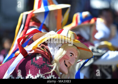 Marzo 29, 2018 - Patzcuaro Michoacan,, Messico - più ballerini indossano maschere e costumi tradizionali visto eseguendo 'Danza de los Viejitos" (danza del vecchio uomo) al Lago Janitzio durante i festeggiamenti della Settimana Santa in Patzcuaro. (Credito Immagine: © Carlos Tischler/SOPA immagini via ZUMA filo) Foto Stock