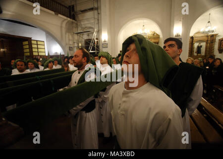 Talavera, Toledo, Spagna. 29 Mar, 2018. Membri della confraternita della ''La Dolorosa'' pregare prima della processione.La Settimana Santa è la più importante e famosa festa religiosa dalla Spagna. Ogni anno migliaia e migliaia di credenti cristiani celebrano la Settimana santa di Pasqua con la crocifissione e la risurrezione di Gesù Cristo. Credito: Manu Reino/SOPA Immagini/ZUMA filo/Alamy Live News Foto Stock