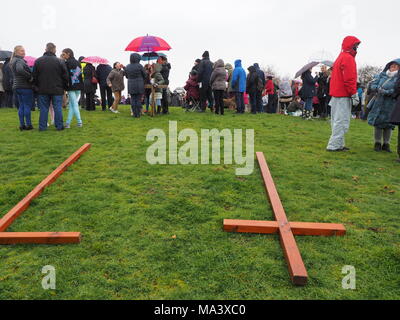 Cattedrale sul mare, Kent, Regno Unito. Il 30 marzo, 2018. Buon Venerdì cerimonia: Chiese insieme in Sheppey (I CTI) annuo Processione del Venerdì Santo di testimonianza. Tre croci di legno sono stati portati da Sheerness, Eastchurch e a metà strada per una cerimonia di premiazione che si terrà sotto la pioggia in cima al Glen in Cattedrale sul mare, uno dei punti più alti del Isle of Sheppey. Il semplice servizio è organizzato per tutte le denominazioni da Chiese insieme in Sheppey (I CTI) ed è stata tenuta sull'isola verde della collina per più di 35 anni. Credito: James Bell/Alamy Live News Foto Stock